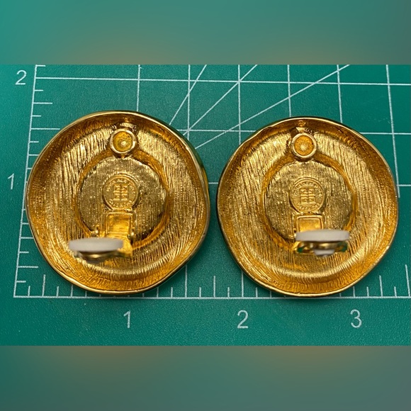 Givenchy Jumbo Oversized Pearl Gold Dome Round Clip Earrings 90s vintage - Picture 5 of 10